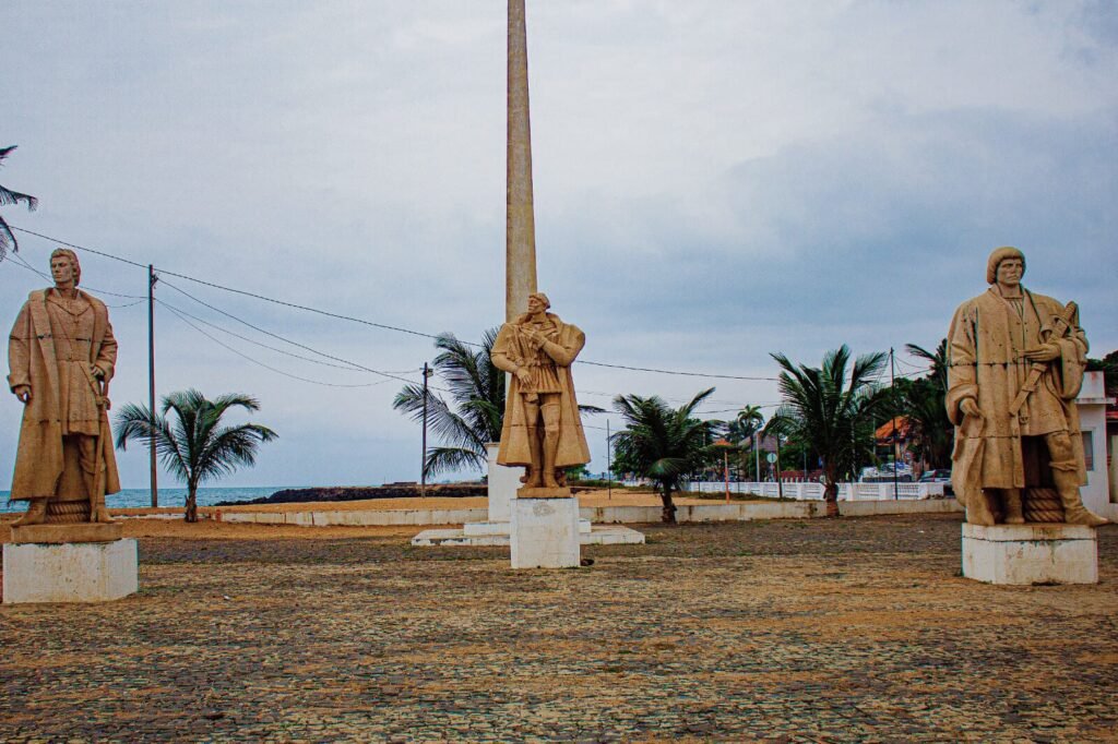 Estátuas dos navegadores portugueses João de Santarém e Pêro Escobar, descobridores de São Tomé e Príncipe.