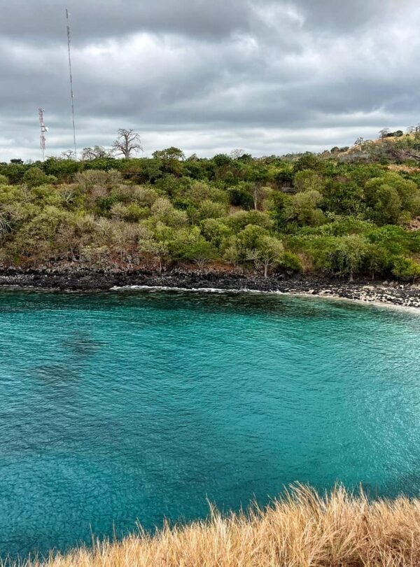 Lagoa Azul em São Tomé com águas cristalinas