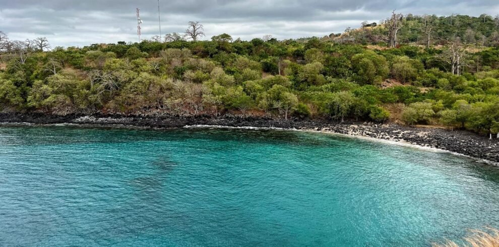 Lagoa Azul em São Tomé com águas cristalinas